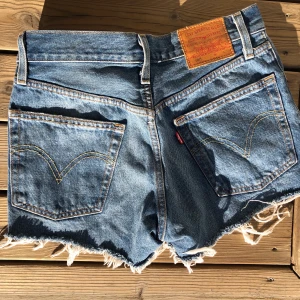 Levis 501 shorts - Säljer de här levis shortsen som är i riktigt bra skick eftersom de endast är använda 1 gång.