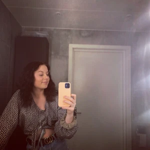 Blus - Säljer denna jätte fina blusen ifrån Nelly.  Storlek s,använd fåtal gånger,fläckfri precis som ny!! 