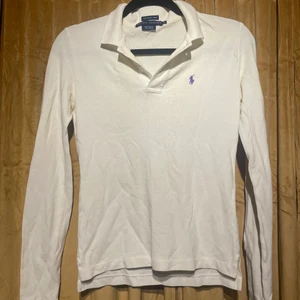 Ralp Lauren tröja - Gräddvit tröja från Ralph Lauren! Använd enstaka gång då den är i fel storlek för mig. Storlek XS! 