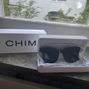 Chimis - Säljer dessa knappt använda Chimi #07 Blue som inte säljs längre!! Allt finns kvar; Förpackning, glasögonfodral & ”påse” osv. Säljer för 600kr, köpta för 1 200kr!!