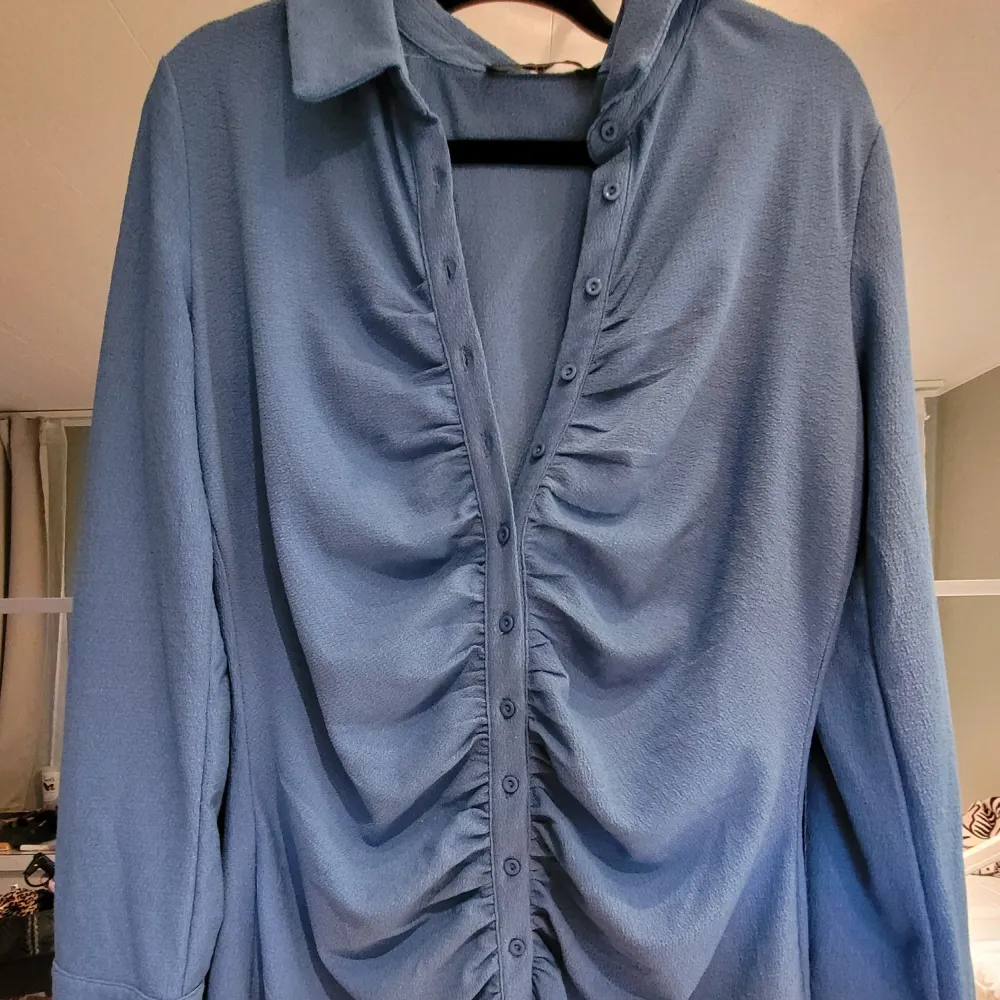 Blå skjortklänning från bikbok i storlek 40. Använd 2 ggr. Klänningar.
