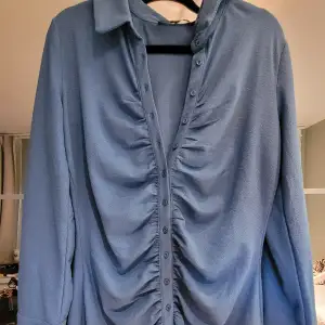 Blå skjortklänning från bikbok i storlek 40. Använd 2 ggr