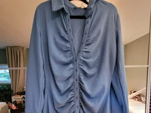 Blå skjortklänning - Blå skjortklänning från bikbok i storlek 40. Använd 2 ggr