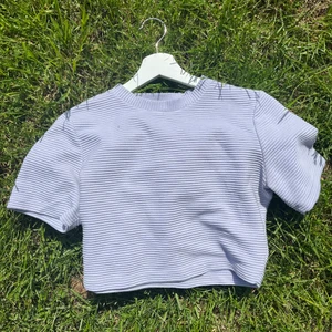 Lila topp <3 - En lila topp från NA-KD, i storlek M. Använd ett få tal gånger. Toppen skick!! Färgen är en sommardröm <3