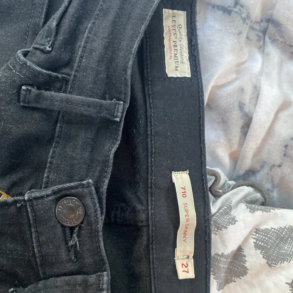 Svarta levi’s jeans 710 super skinny i storlek 27. Jeans & Byxor.