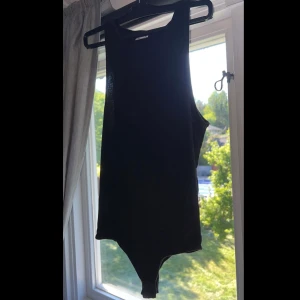 Svart body strl s/m - Använd fåtal gånger. Plagget är i gott skick!