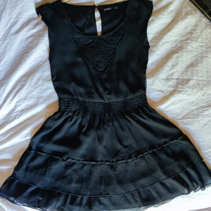 Fin silke svart klänning - Söt o fin svart klänning 👗 Nästan oanvänd. Har foder så är det inte genomsnitt. Storlek s. Meddela för mer bild. 