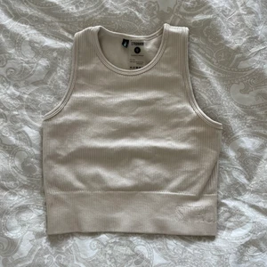 Sport-bh, Stronger  - Helt oanvänd tränings topp/bh från Stronger. Super fin färg och skön passform, tyvärr för liten för mig.. Köparen står för frakten 🥰