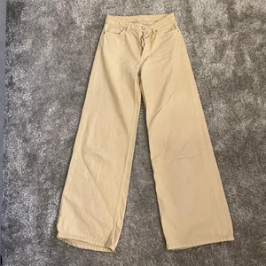 Beiga Jeans - Jättefina beiga jeans från monki, lite små för mig men sitter super fint!