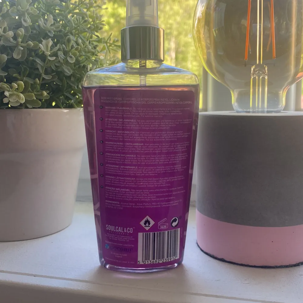 En body mist som är köpt från Ica Maxi för nått år sedan, har inte använts så mycket. De mästa är kvar i förpackningen. Det är en doft av soulcal & Co, califonia . Perfume.