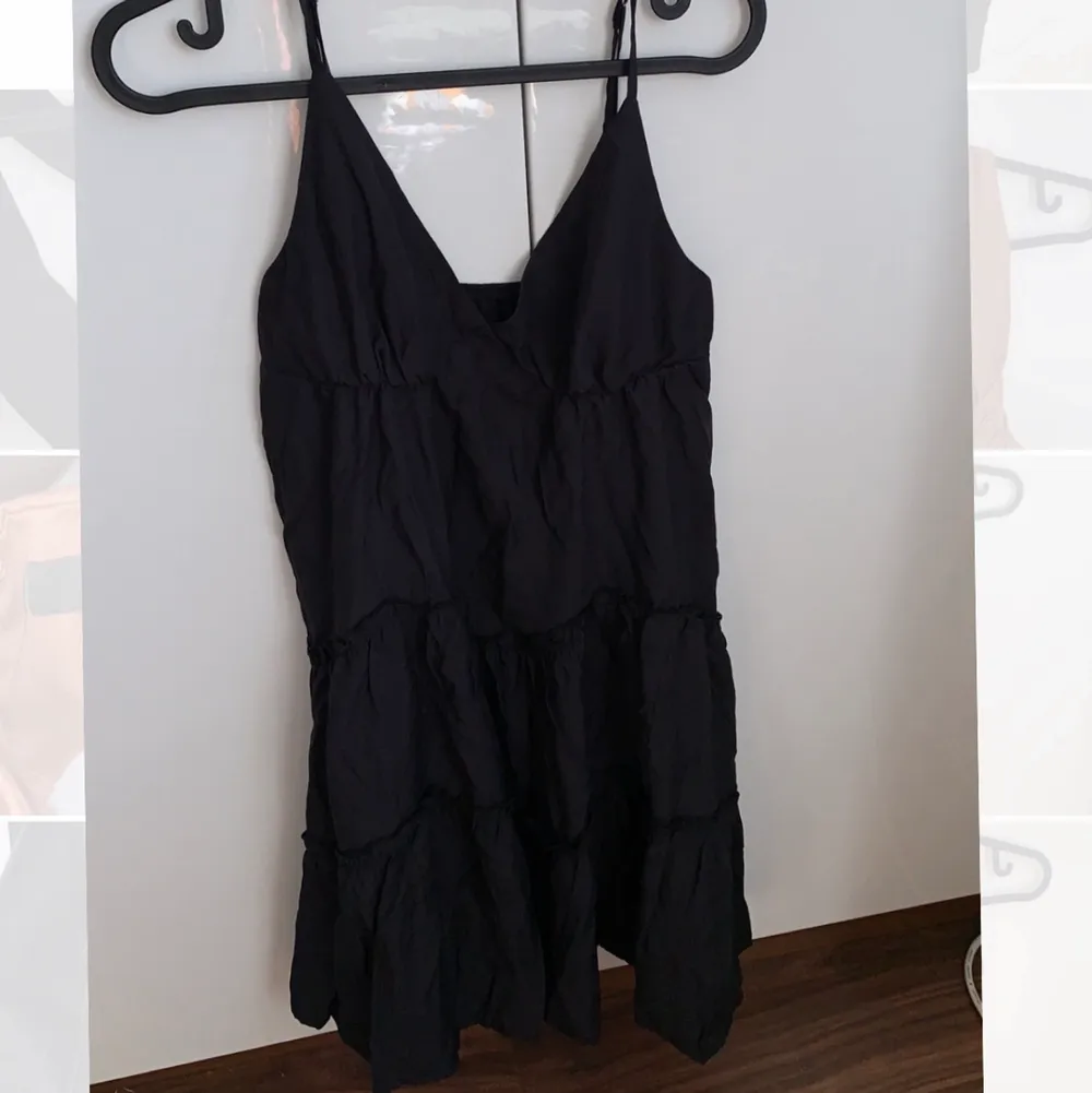 Säljer denna superfina klänningen från Shein i stl S då den inte passar mig, aldrig använd! Liknar den från Zara 🥰 Orginalpris 139kr. Klänningar.