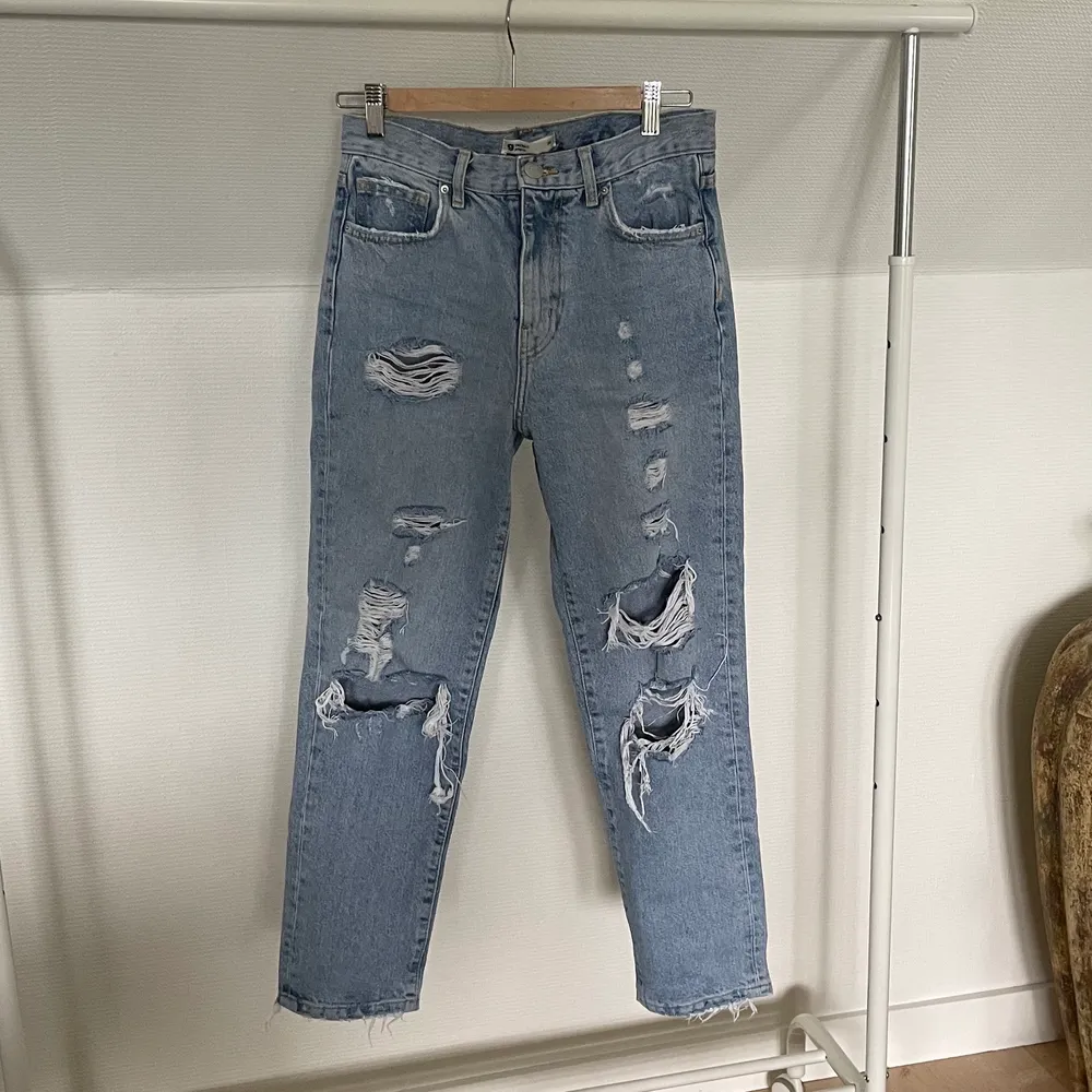 Snygga ljust tvättade jeans med hål i storlek 36. Jeans & Byxor.