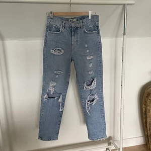 Mom jeans från Gina Tricot  - Snygga ljust tvättade jeans med hål i storlek 36