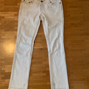 Vita Bootcut Jeans - Jättefina jeans köpa secondhand. De passar mig som är 163, lite slitna och har märken från tidigare ägare som ej går bort. Jag sprättade sömmarna på botten för de va för korta. Har ej sytt där. 