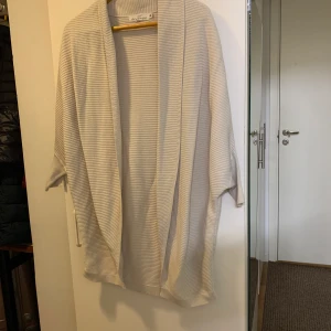 H&M kofta i beige  - Finns i Eskilstuna men kan fraktas också 