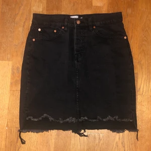 svart jeanskjol - så fin kjol som tyvärr är för stor för mig. i superbra skick och jättefin! köpt från lager 157