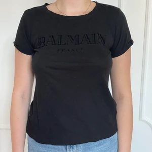 balmain x hm tshirt - märke: balmain x hm. storlek: S & M. möts upp i stockholm eller fraktar. 