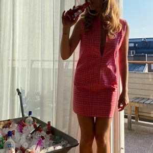 Rosa klänning - Säljer min fin, fina klänning 💘💘💘 den har en dragkedja som man kan dra ända upp eller ner. Jag har vikt upp den där nere och sytt för hand så att den är kortare men det går att spreta upp om man är längre/vill ha den längre. 