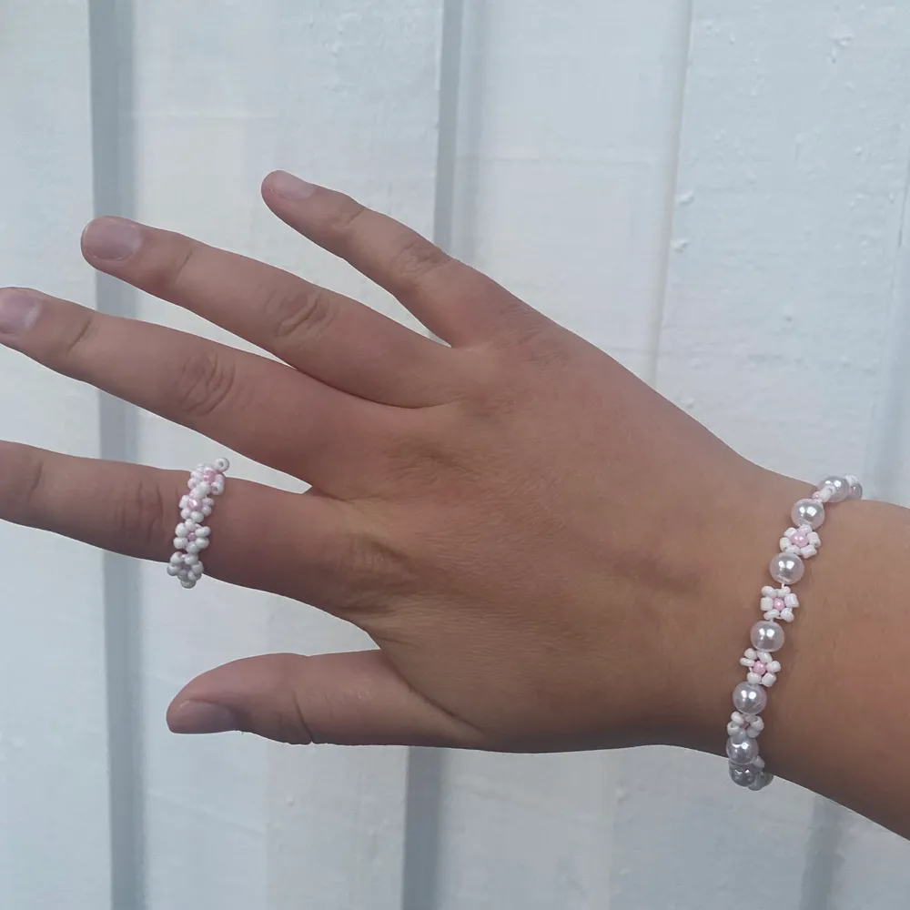 Somriga och fina armband🌸 har i andra färger om så önskas. Gör även matchande halsband och ringar. Armbanden knäpps med ett lås, samt är tråden elastisk. 25kr för ringen.  Postar oftast samma dag.  49kr/st  för armbanden inkl frakt 🌸☺️🌻. Accessoarer.