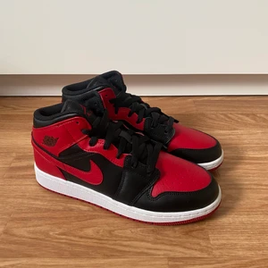 Jordan 1 Mids - Säljer helt nya & oanvända jordan 1 mid (GS) ”Banned” Storlekarna som finns är mellan 36-38 Priset är 1300kr/st Kvitto finns till alla par! Mer bilder & info tas i PM. Fraktas spårbart och dubbelboxat på köparens bekostnad.