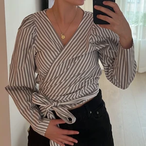 Rutig blus - Rutig blus som knyts antingen fram eller bak🤎