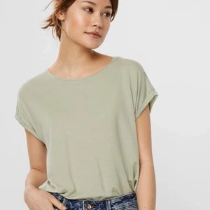 Ljusgrön t-shirt  - Säljer denna fina ljusgröna t-shirt från Vero Moda. Storlek S, knappt använd så den är i nyskick. Skriv vid funderingar🥰 2 lånade bilder