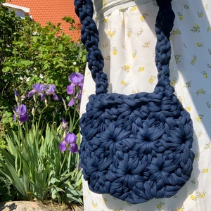 Handgjord virkad väska  - Handgjord virkad väska av 100% återbrukat material ♻️ liten men stor i uttrycket! 
