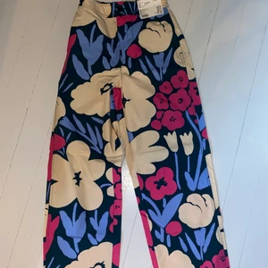 Marimekko byxor - Marimekko kollektion från Uniqlo. Aldrig använda, en storlek för liten för mig. Hur snygga som heelst 😭😍