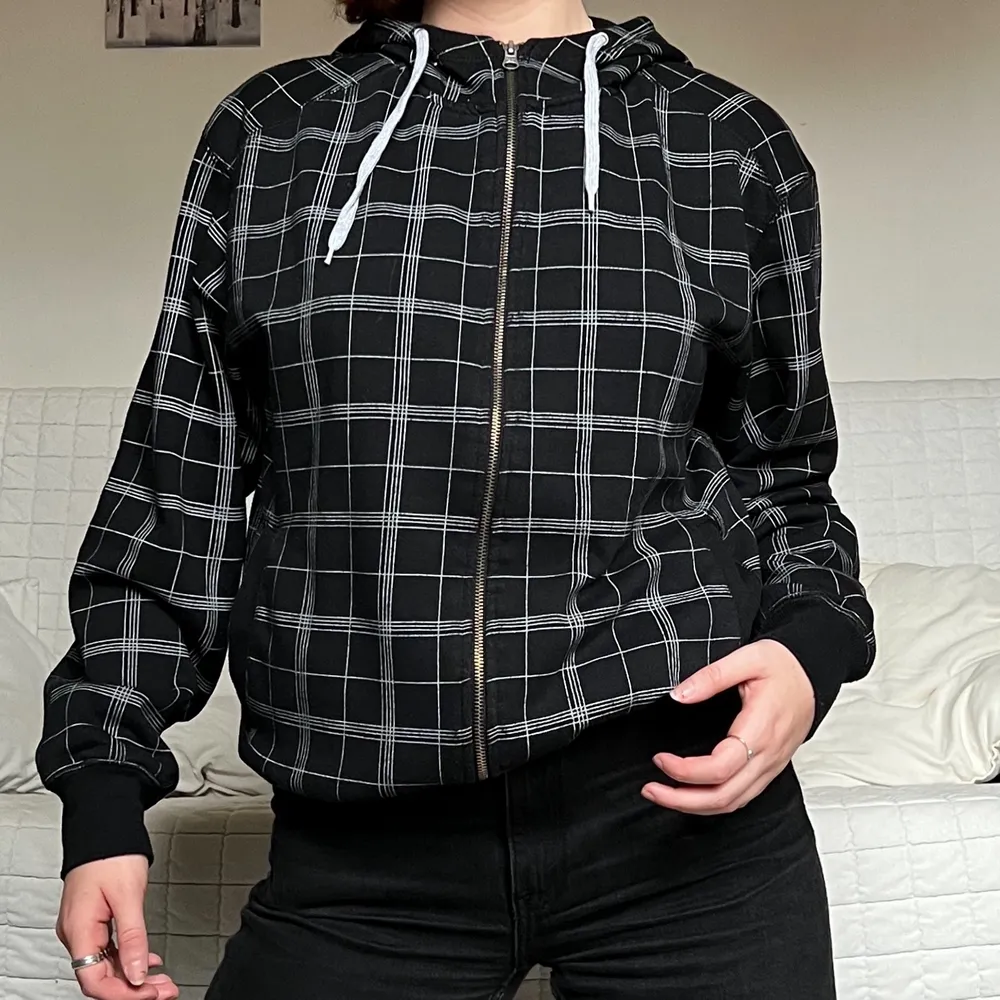 Säljer denna coola rutiga hoodie i storlek M❤️. Tröjor & Koftor.