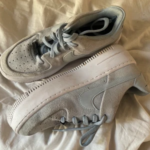 Nike Sage Liz strl. 35/36 - Nike Sage Low i ljusblått. Använda en gång på studenten. Har lite fläckig på tån men vet att det går att ta bort med mocka rengöring. Annars i jätte bra skick. Har inte kommit till användning då de tyvärr är för stora för mig. Har inte ens gått in skorna än Nypris: 1 199kr