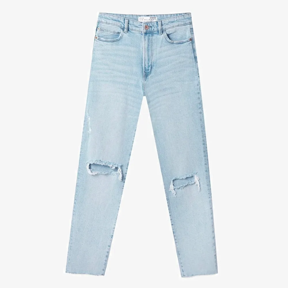 Jag säljer ett par ljusblå jeans i storlek 32. Jeansen är mom slim fit och har bara använt de ett få tal gånger. Jeansen har ett hål på det högra knät(som ni ser på bilderna) och även vid vänstra knät. Jättebekväma men också snygga. Säljer de pga att de inte kommer till användning. Tveka inte att höra av dig❤️betalning sker via swish. Jeans & Byxor.