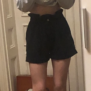 svarta manchestershorts  - shorts i manchestertyg, köpta från newyorker & i bra kvalitet!! storlek m men passar även mig som är s. jättesnygga!! kan självklart skicka fler bilder på dem