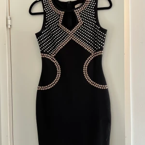 Klänning med nitar - Svart klänning med nitar Från Emamoda Storlek S Dragkedja i ryggen