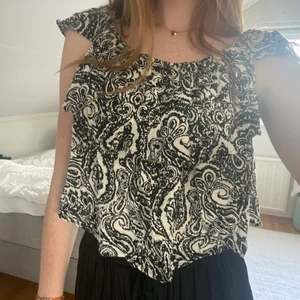 Bikbok topp - Så cool topp från Bikbok i bra skick och härligt somrigt material! Kan användas som offshoulder också!😍 Jag brukar vanligtvis ha storlek xs eller s i toppar men eftersom den är lös i passformen hade den passat m också, köpare står för frakten❣️