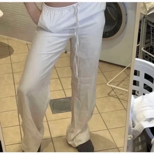 Linnebyxor från hm - Lägger upp mina slutsålda linnebyxor från HM igen pga oseriös köpare. Säljer pga att jag tappat bort kvittot. Dom är aldrig använda och har lapp kvar, storlek M men passar S/M beroende på hur man vill ha dom. Frakten är 48kr!🥰🥰   (lånad första bild) 