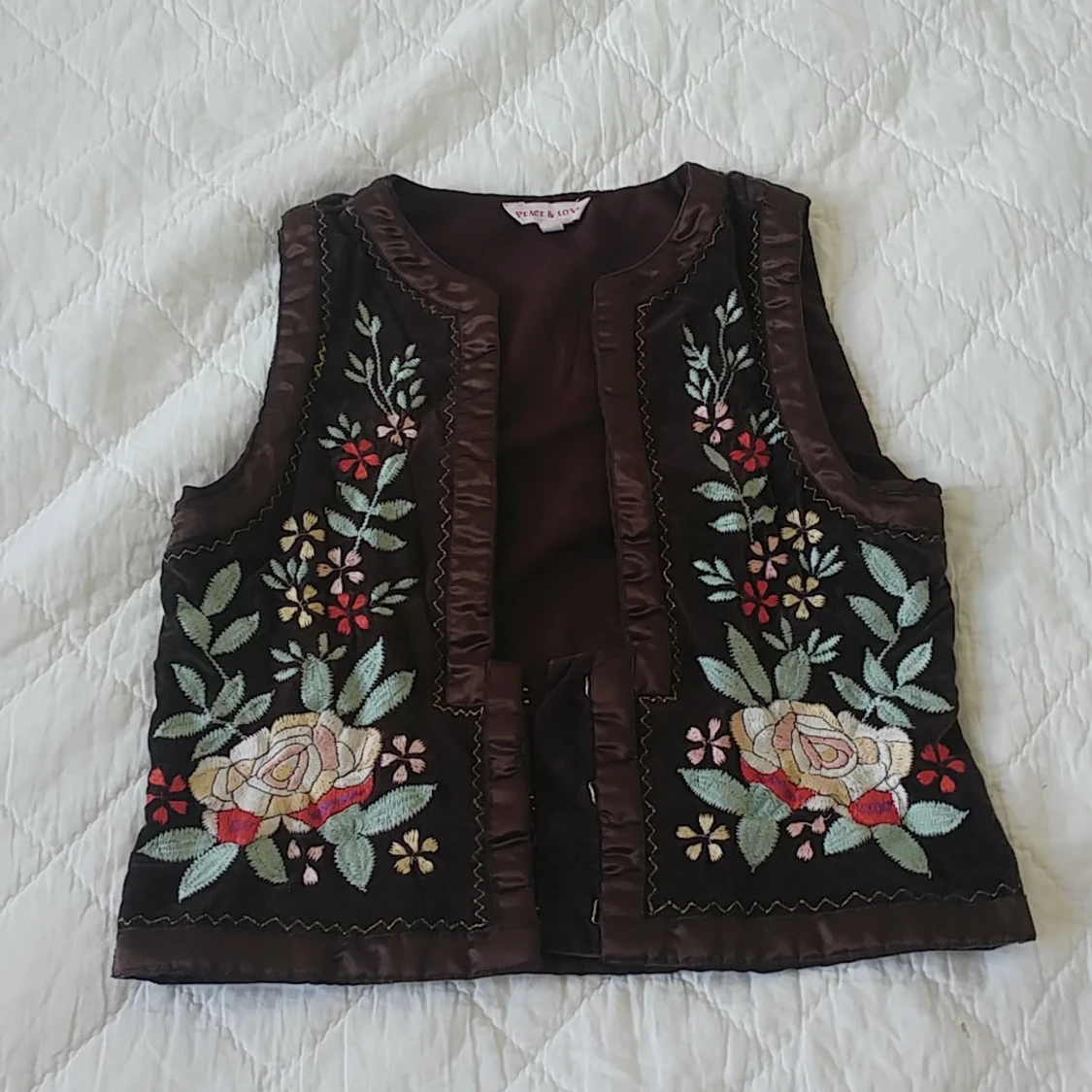 Vacker broderad mockaväst