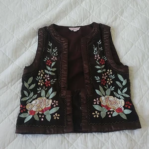 Vacker broderad mockaväst - Vintage 70-talsväst med vackra broderade detaljer. Passar en S.