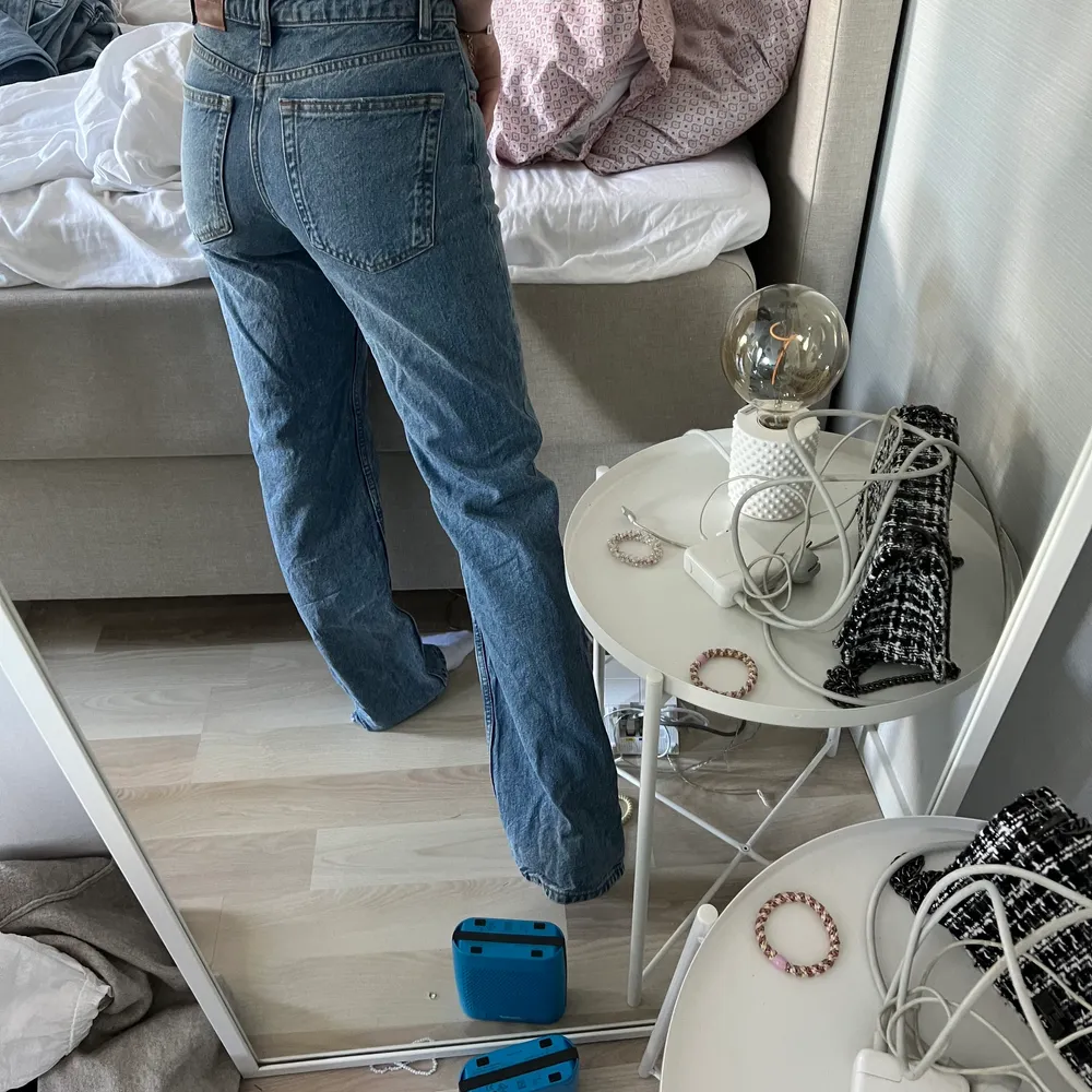 Fina mid Rise jeans från zara i väldigt fint skick, storlek 34 , säljer för 150 + frakt 💓💓 ( färgen är ovis på bilderna skriv för yttligare bilder). Jeans & Byxor.