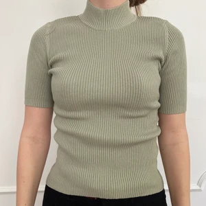 y2k grön tröja turtleneck - storlek: S. möts upp i stockholm eller fraktar 🖤