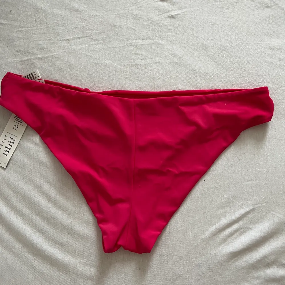 Helt nya och oanvända rosa bikini trosor (brazilian) från Lindex. De är lite ljusare än vad de ser ut på bilden! Storlek L, 55kr + frakt ❤️ . Övrigt.