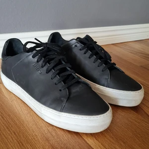 Axel Arigato, stl 39 - Axel Arigato, modell Platform. Säljer pga för liten storlek.  Väldigt lite använda pga detta så mycket gott skick. Nypris ca 1900 kr.