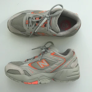 New balance skor - Supersnygga och supersköna skor från new balance i beige grön färg med orangea detaljer. Storlekar, UK:3.5 EU:36 CM:22. Använda ett fåtal gånger så väldigt bra skick. Möts upp eller så står köparen för frakt (ca 100kr)💕