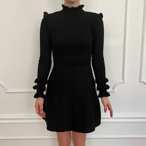 unik svart klänning m volanger - storlek: passar M & L. möts upp i stockholm eller fraktar 🖤