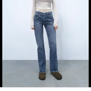 Mid rise jeans zara - Säljer de populära mid rise jeansen i storlek 34. Dom har dock blivit för små för mig…