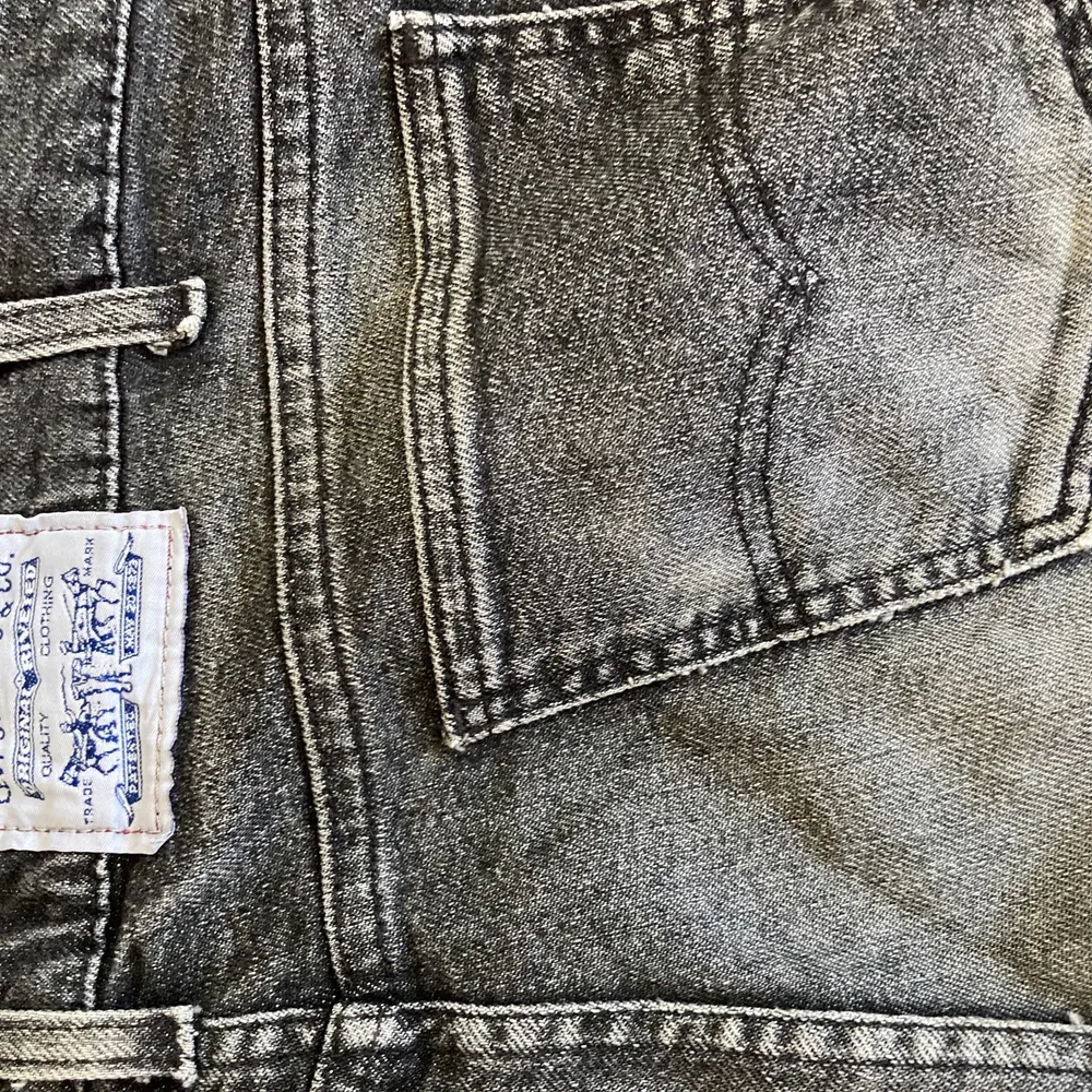 Gråa Signature Levi’s jeans t salu, för små för mig o inte min stil längre, buda o fråga på!. Jeans & Byxor.