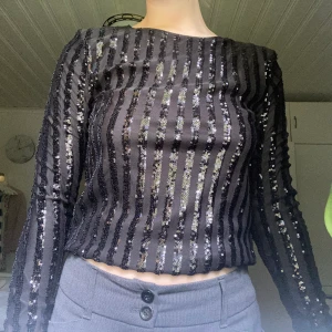Glittertopp - Snyggaste festplagget, denna har aldrig kommit till användning! Den är i storlek M men sitter mer som en XS/S🥰