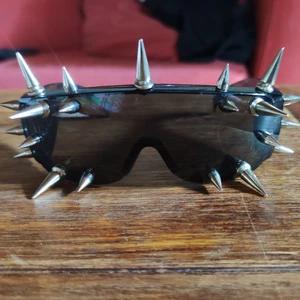 Spik solglasögon - Balla solbrillor med spikar, rätt stora och lite Burning Man vibe i dom Frakt ca 40 kr 
