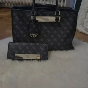 Guess damväska+tillhörande plånbok  - Säljer min äkta Guess väska som jag har köpt från Zalando för ett år sedan .   Väskan är i riktigt bra skick .