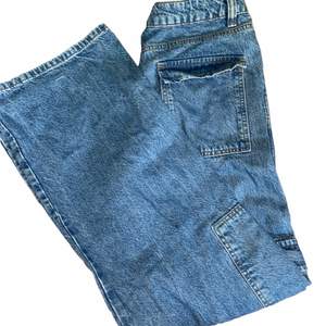 ascoola jeans med fickor i sidan från asos. säljer pga att de är för korta på mig då jag är 178cm. 80cm i innerbenslängd och 105 i ytterbenet. köparen står för frakt och jag tar emot swish ❤️❤️ skriv privat för intresse eller andra frågor