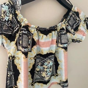 Blus/ofscholder  - En mycket fin blus tröja från Gina Tricot som tyvärr inte används. Mycket bra skick med fina färger som verkligen lyser upp ögonen. Jag köpte för 250 men säljer för 50. Skulle säga att det är blus material men det är ofshoulder. 